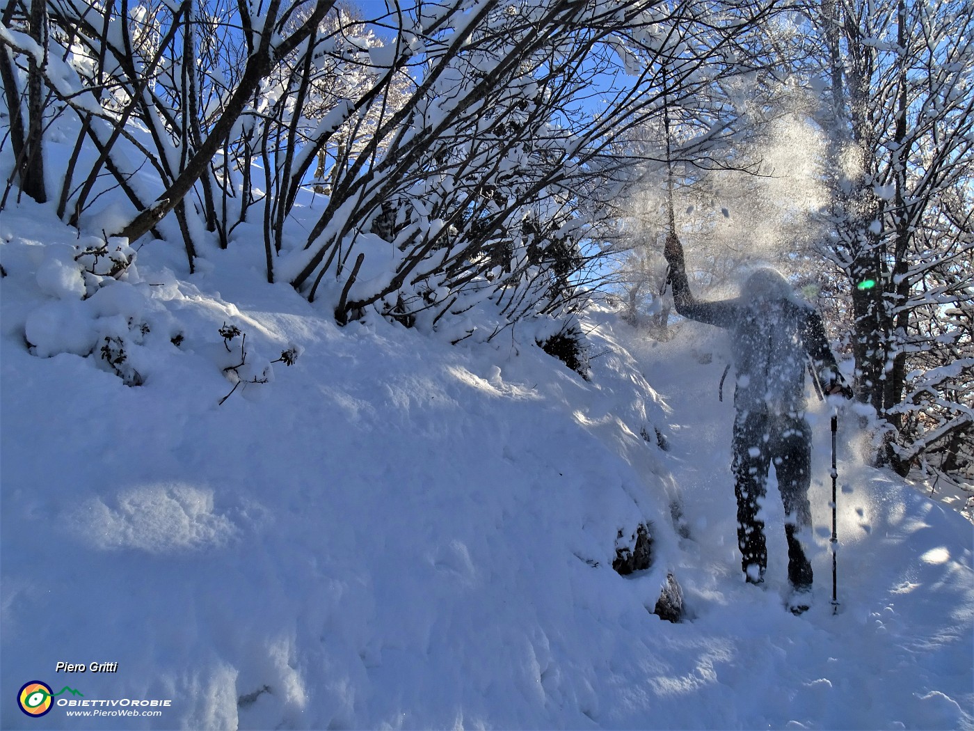 05 Bella la salita, godendoci la neve ...anche in testa! .JPG